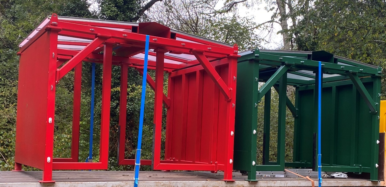 Deux abris rouges et verts côte à côte.