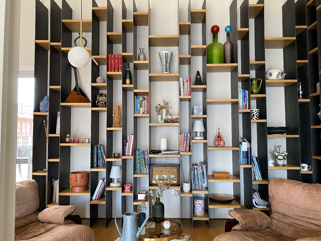 Étagères modernes avec divers objets décoratifs