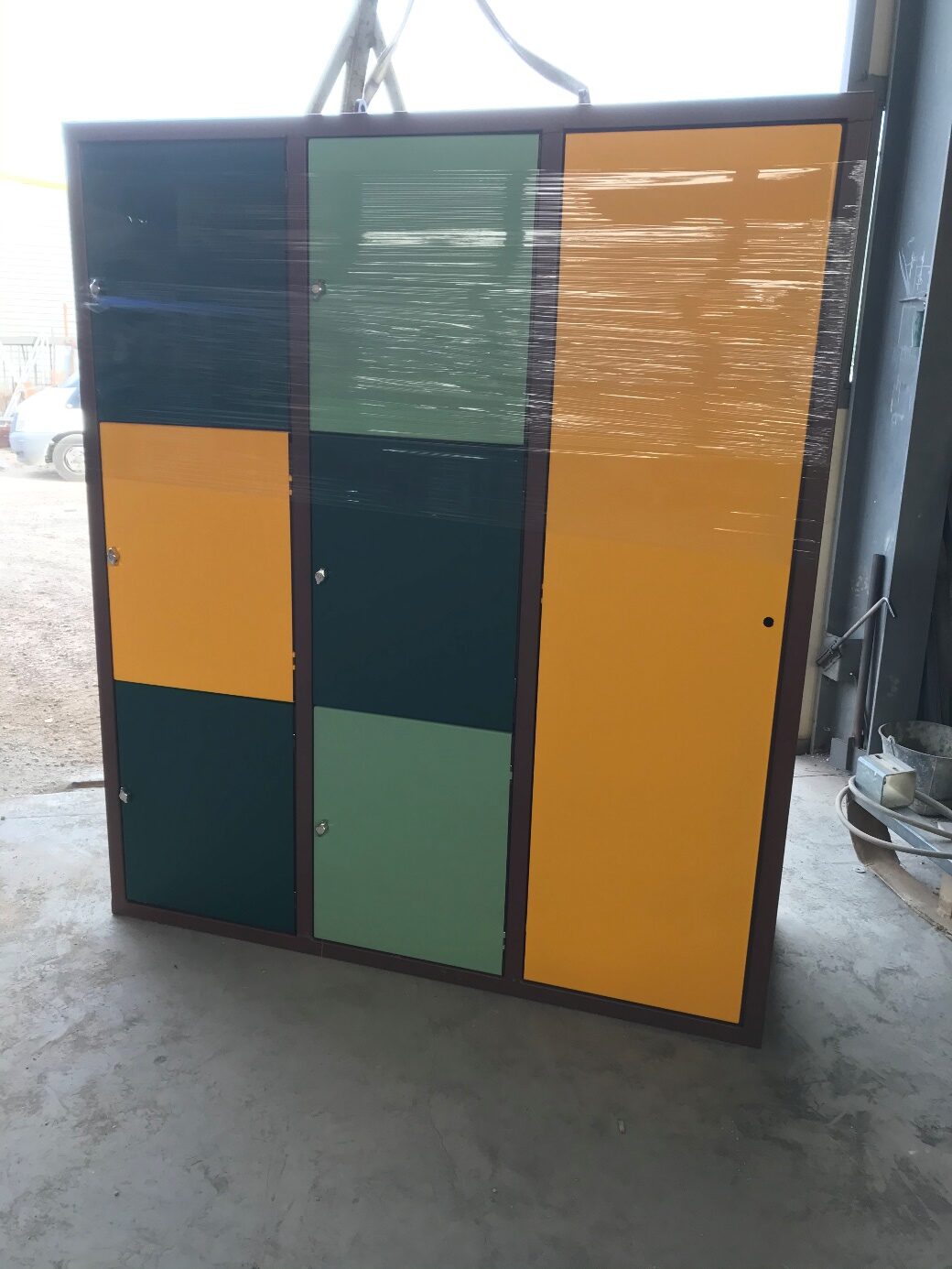 Armoire multicolore avec portes orange et vertes