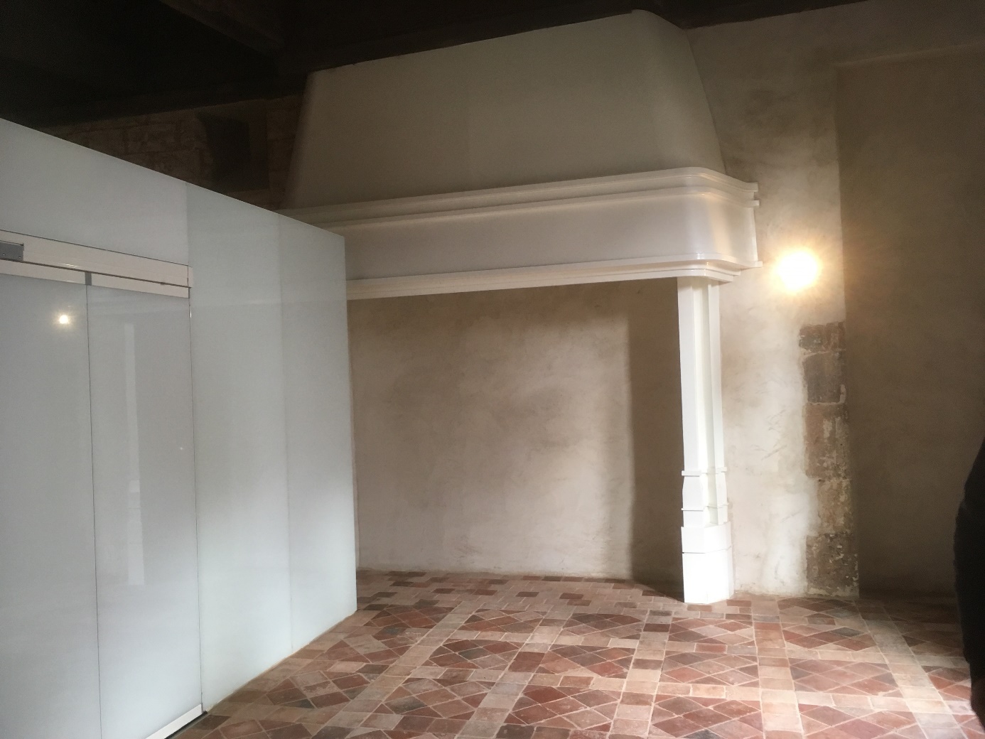 Arlandes cuisine rénovée cheminée mur blanc
