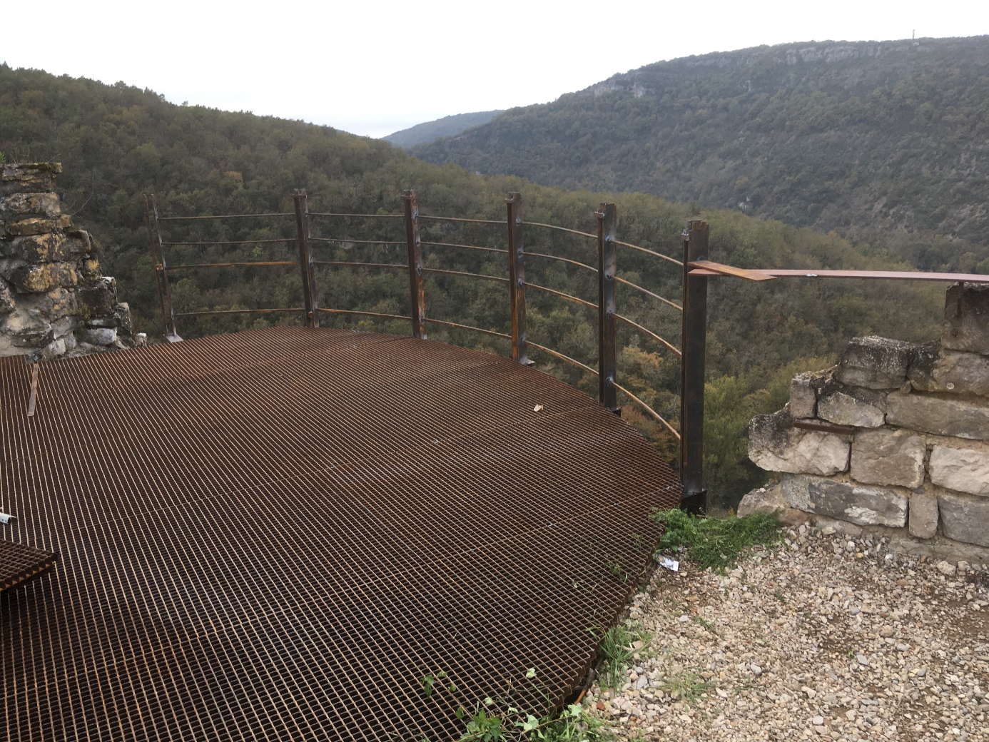 Plateforme métallique avec rambarde, vue montagneuse
