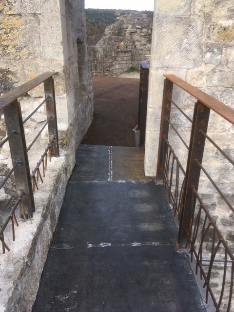 Rampes en métal sur escalier en béton