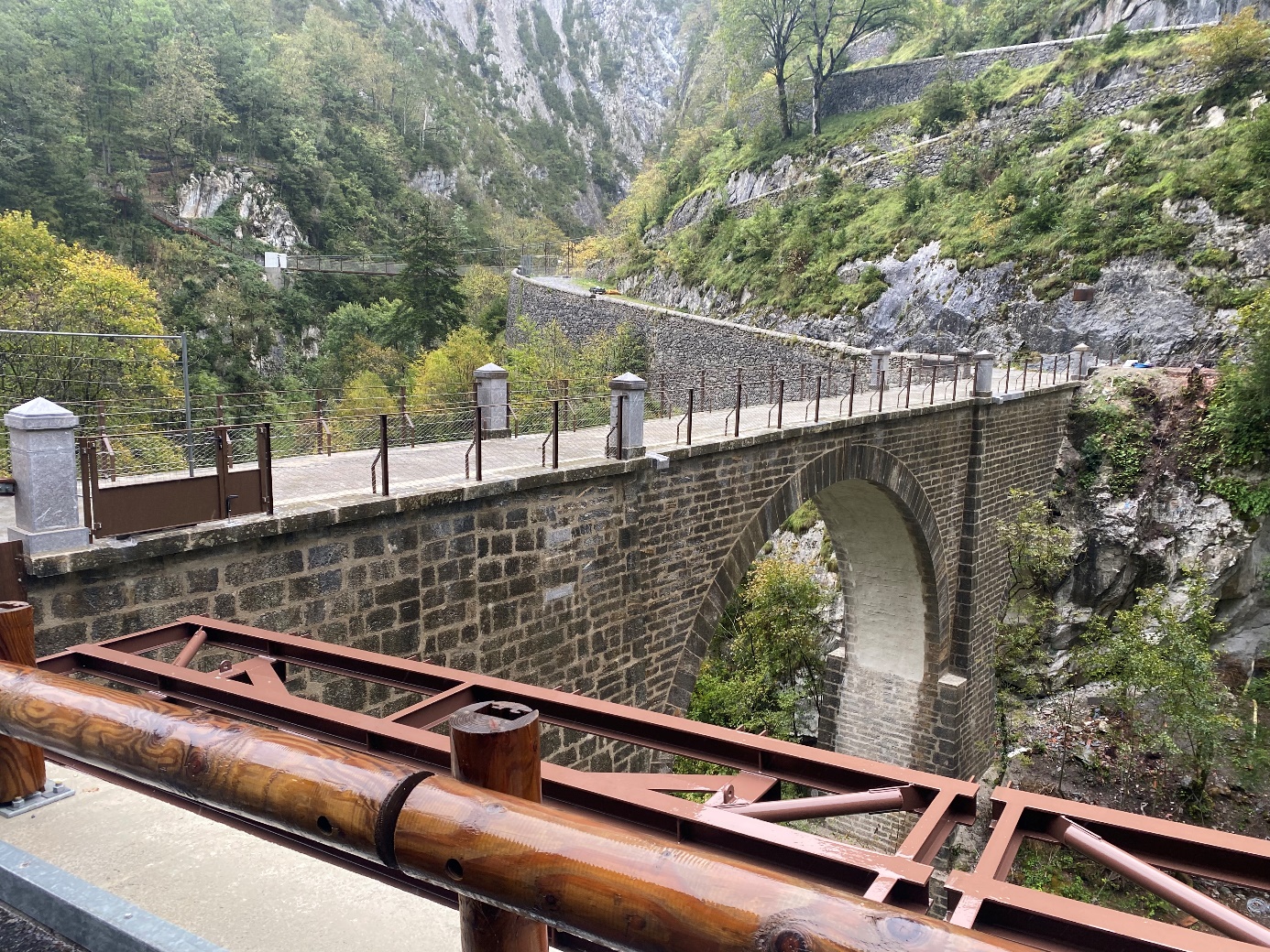 Pont en pierre, structure métallique, paysage montagneux