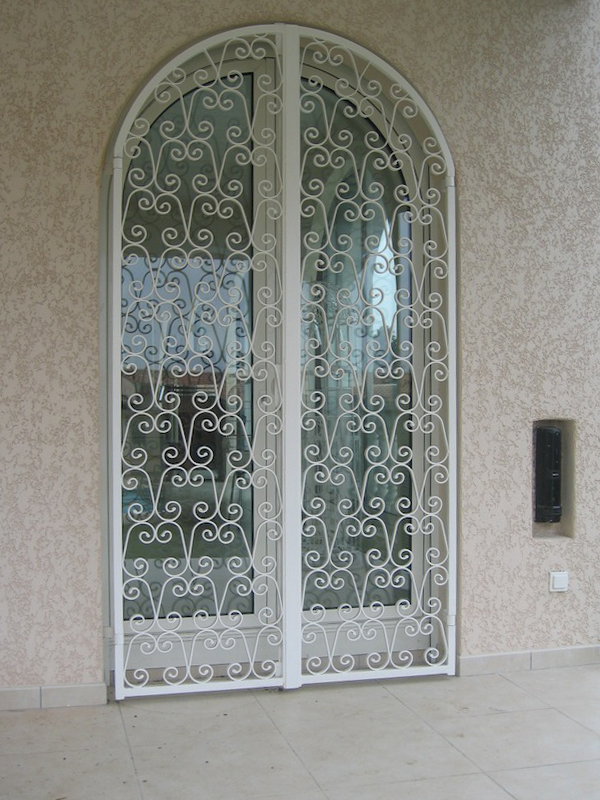 Double porte en fer forgé avec motifs ornés