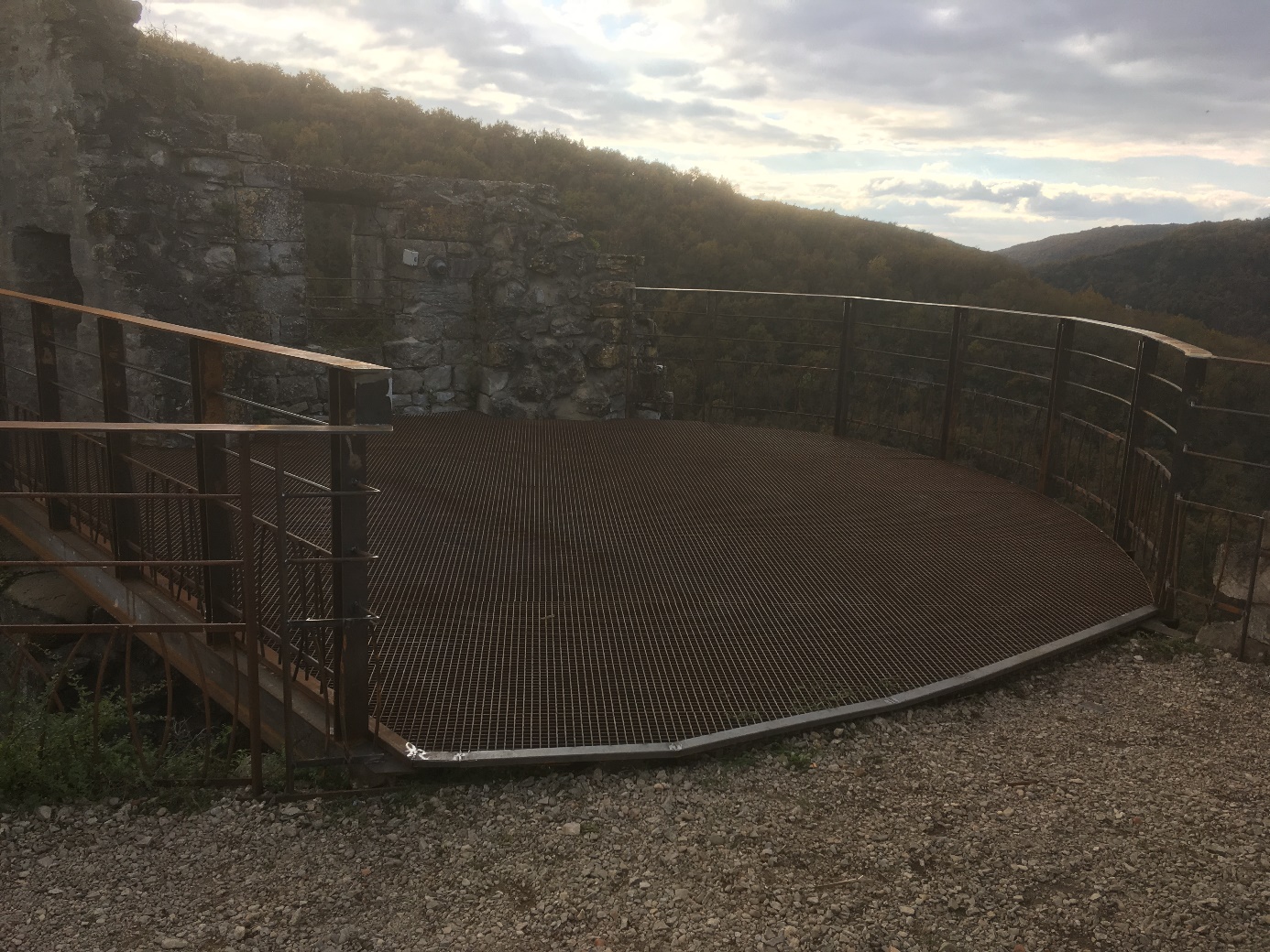 Plateforme métallique circulaire avec rambarde, Arlandes