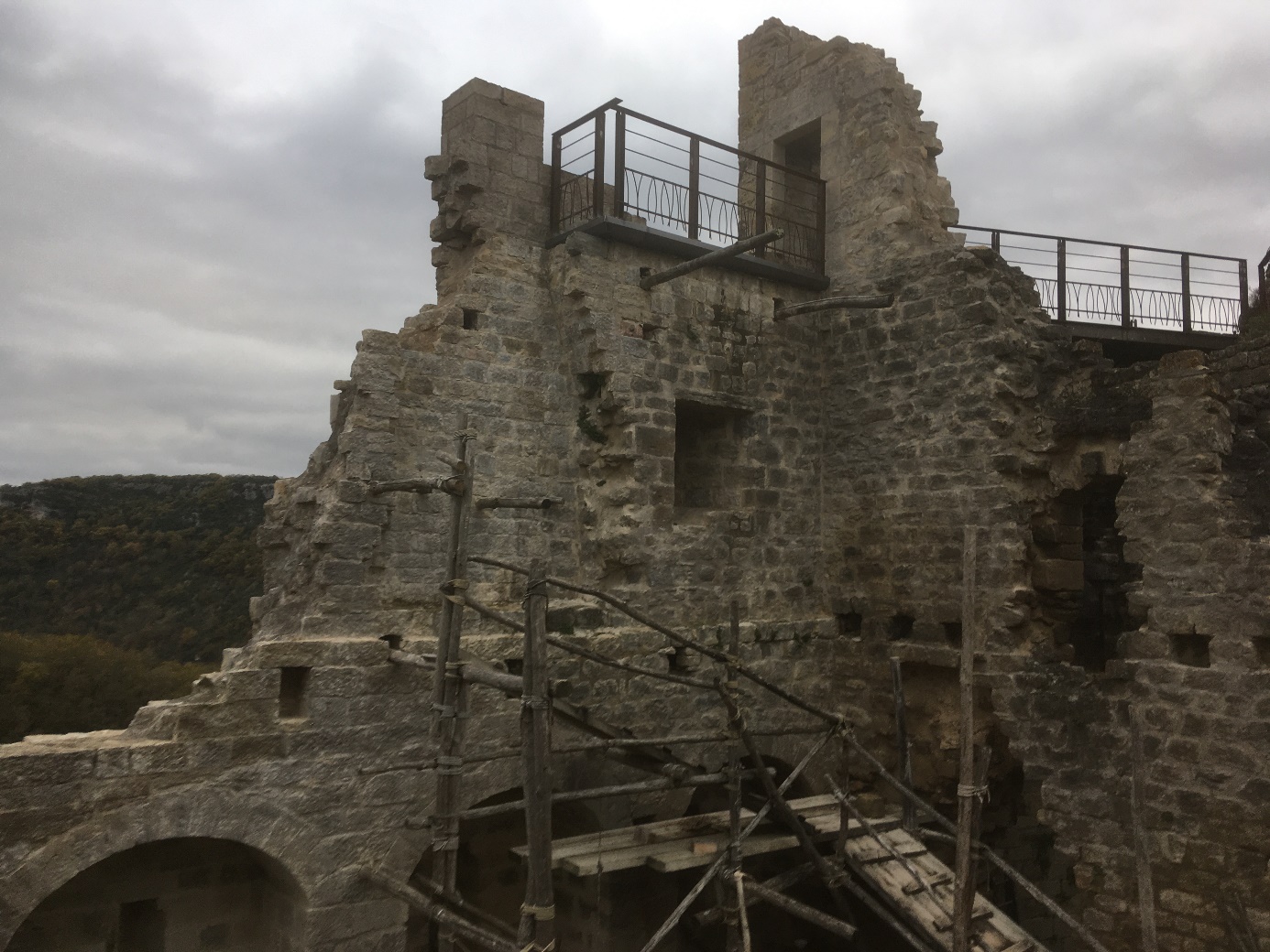 Vieille tour en pierre avec échafaudage