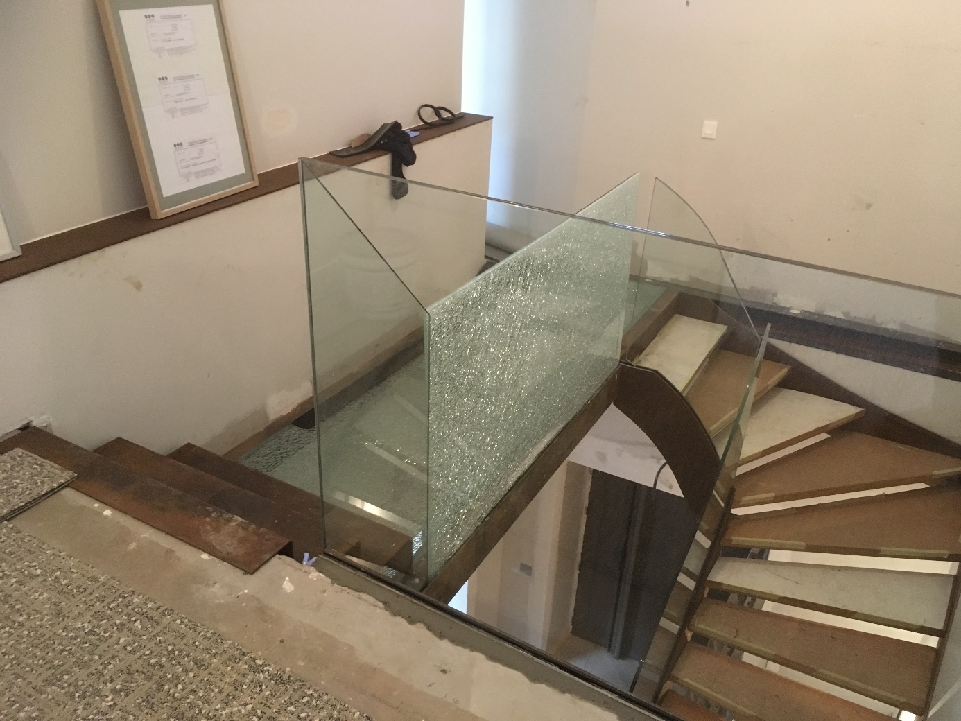 Escalier en verre et en bois moderne