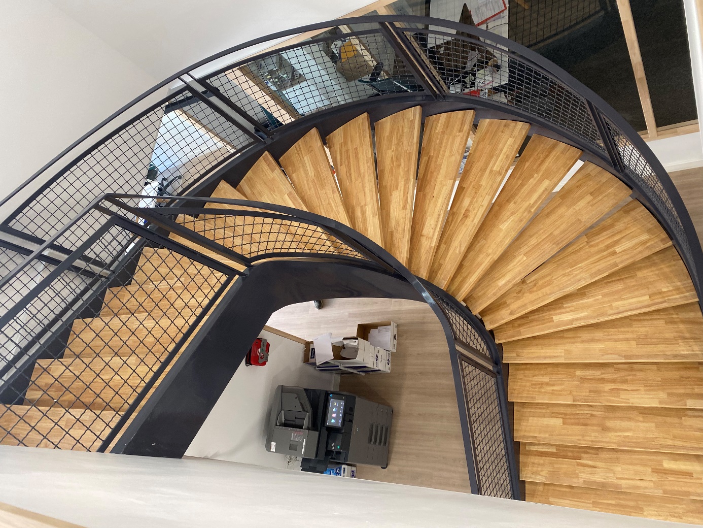Spirale en bois et métal, escalier moderne