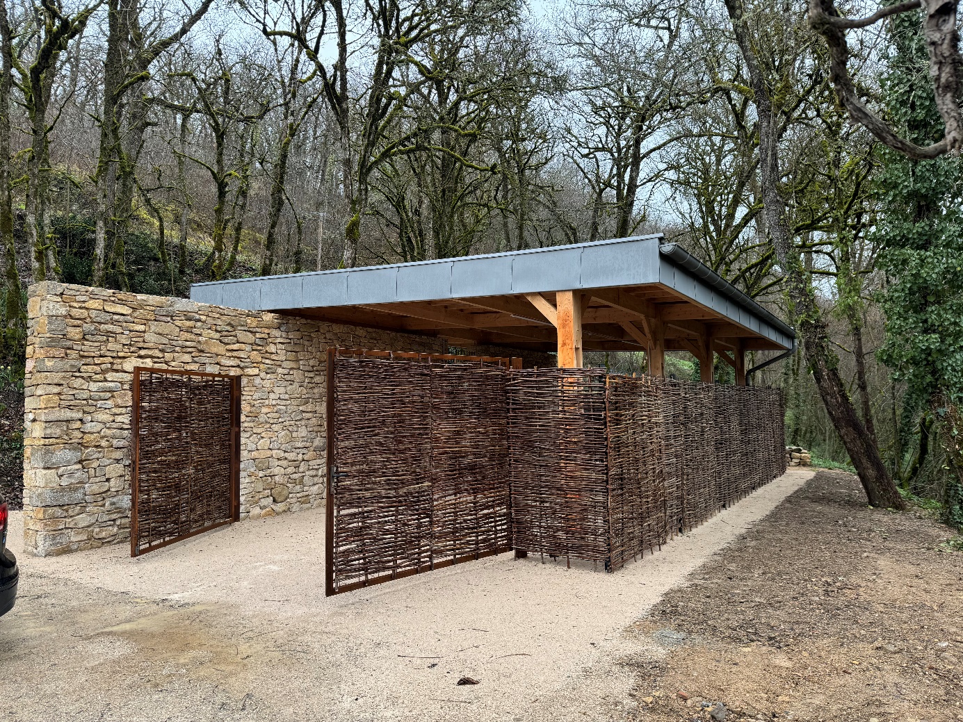 Pavillon en bois et pierre dans la forêt