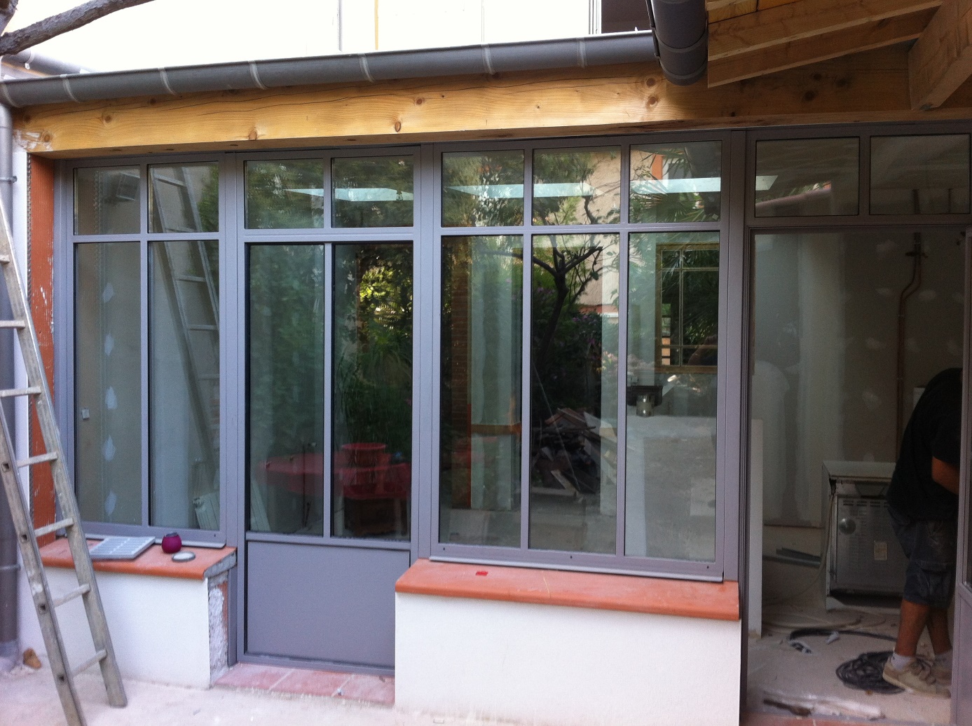 Fenêtre en verre moderne en construction