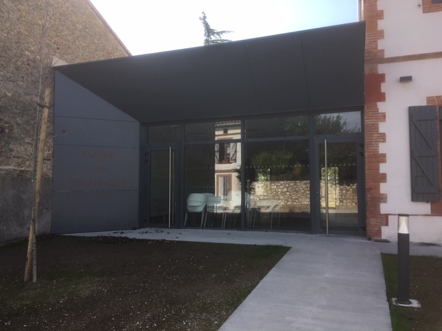 Pergola moderne avec table et chaises