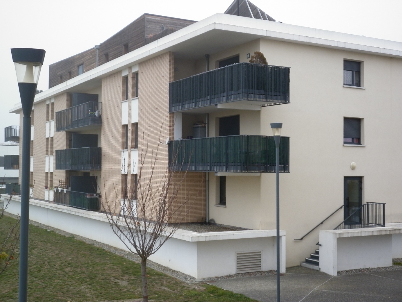 Appartement moderne avec balcons et escaliers extérieurs