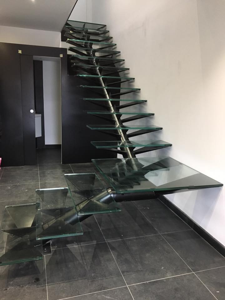 Escalier en verre moderne avec marches transparentes