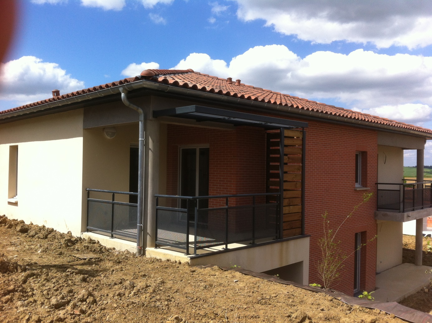Maison moderne avec balcon en verre