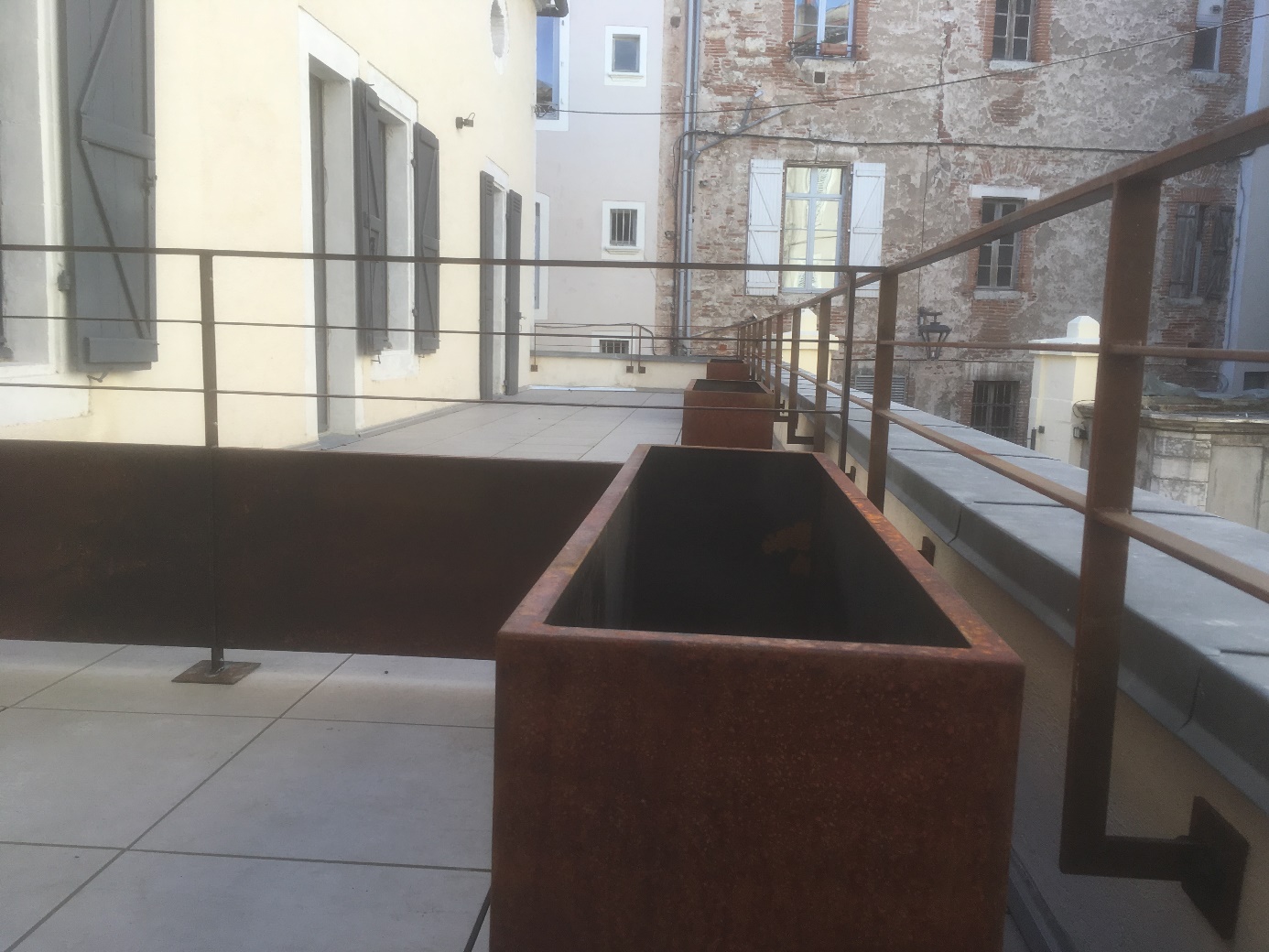 Plans de jardin sur toit avec rambardes en métal