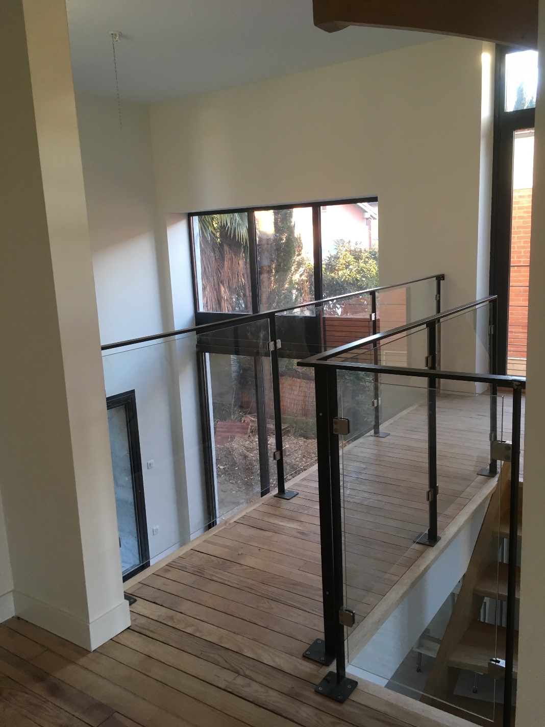 Balustrade en verre sur escalier en bois