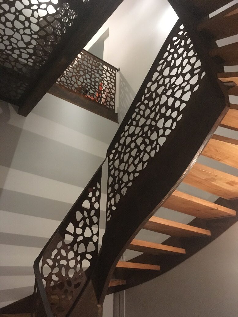 Balustrade moderne avec panneaux perforés en métal noir