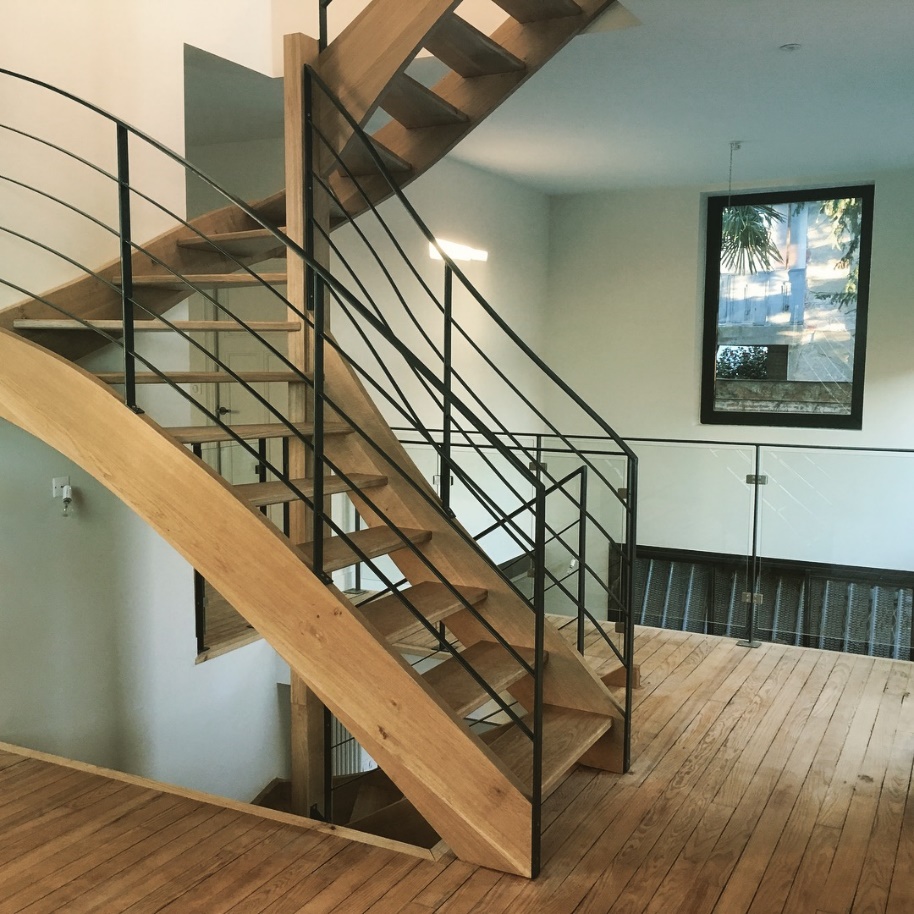 Escalier en bois avec rambarde en métal moderne