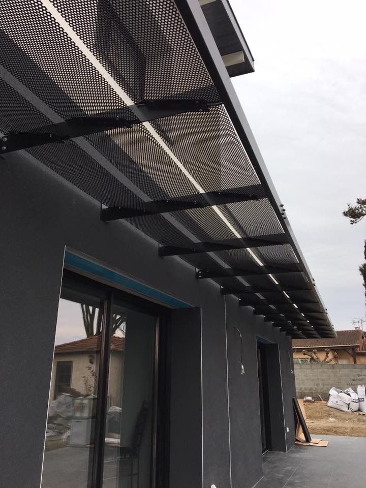 Pergola moderne avec panneaux perforés