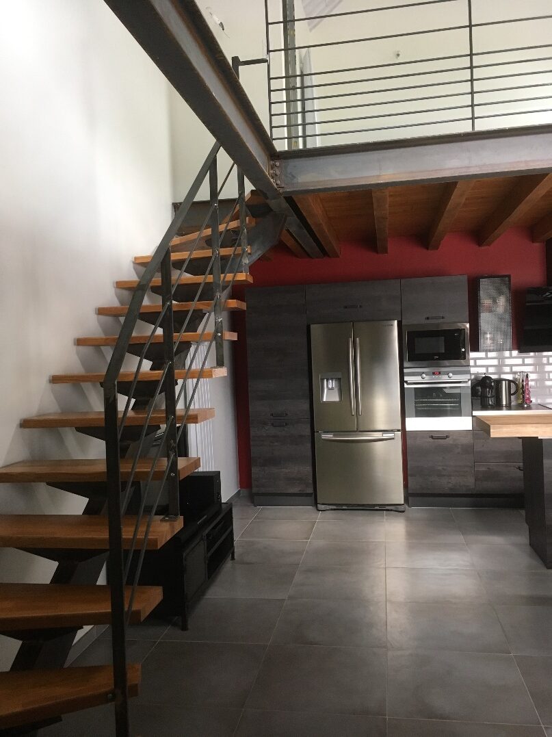 Escalier en métal et bois, cuisine moderne