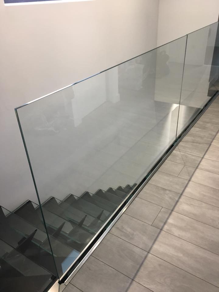 Balustrade en verre sur escalier