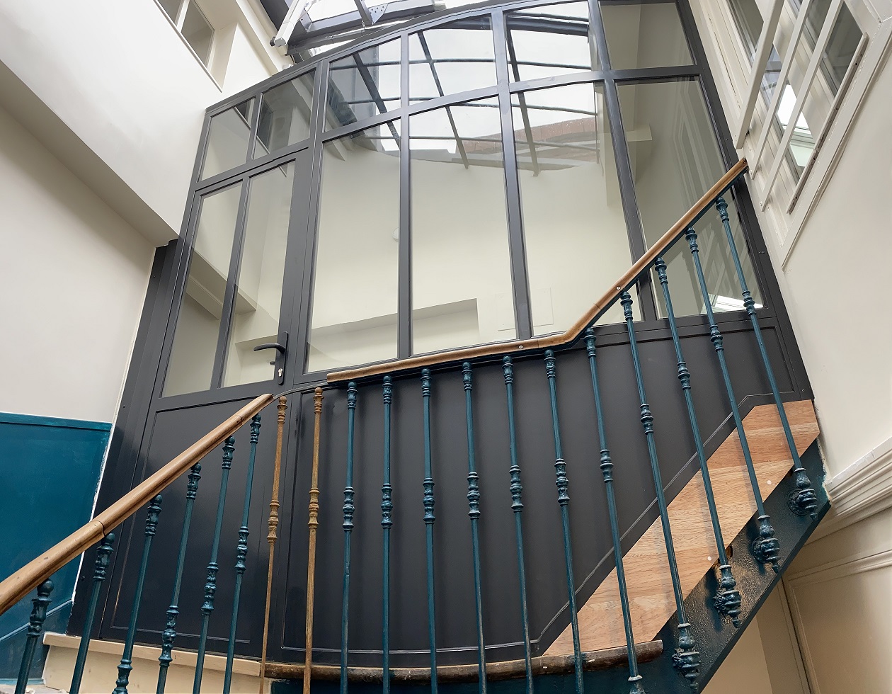 Escalier en métal noir avec rampe en bois