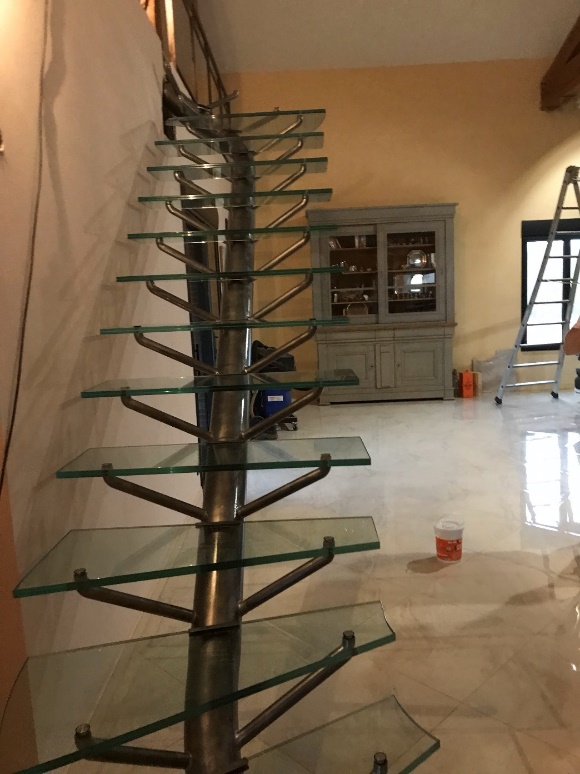 Escalier en verre moderne avec rampe métallique