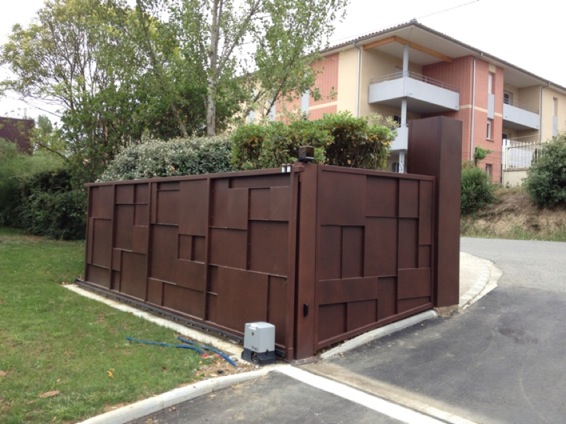Boîte électrique en bois avec plantes sur le toit.