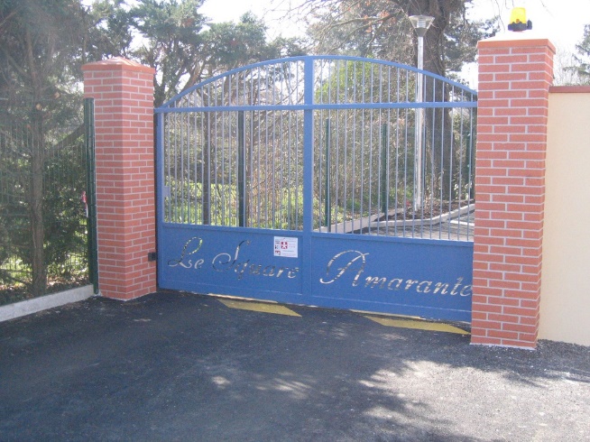 Porte bleue Arlandes avec inscription
