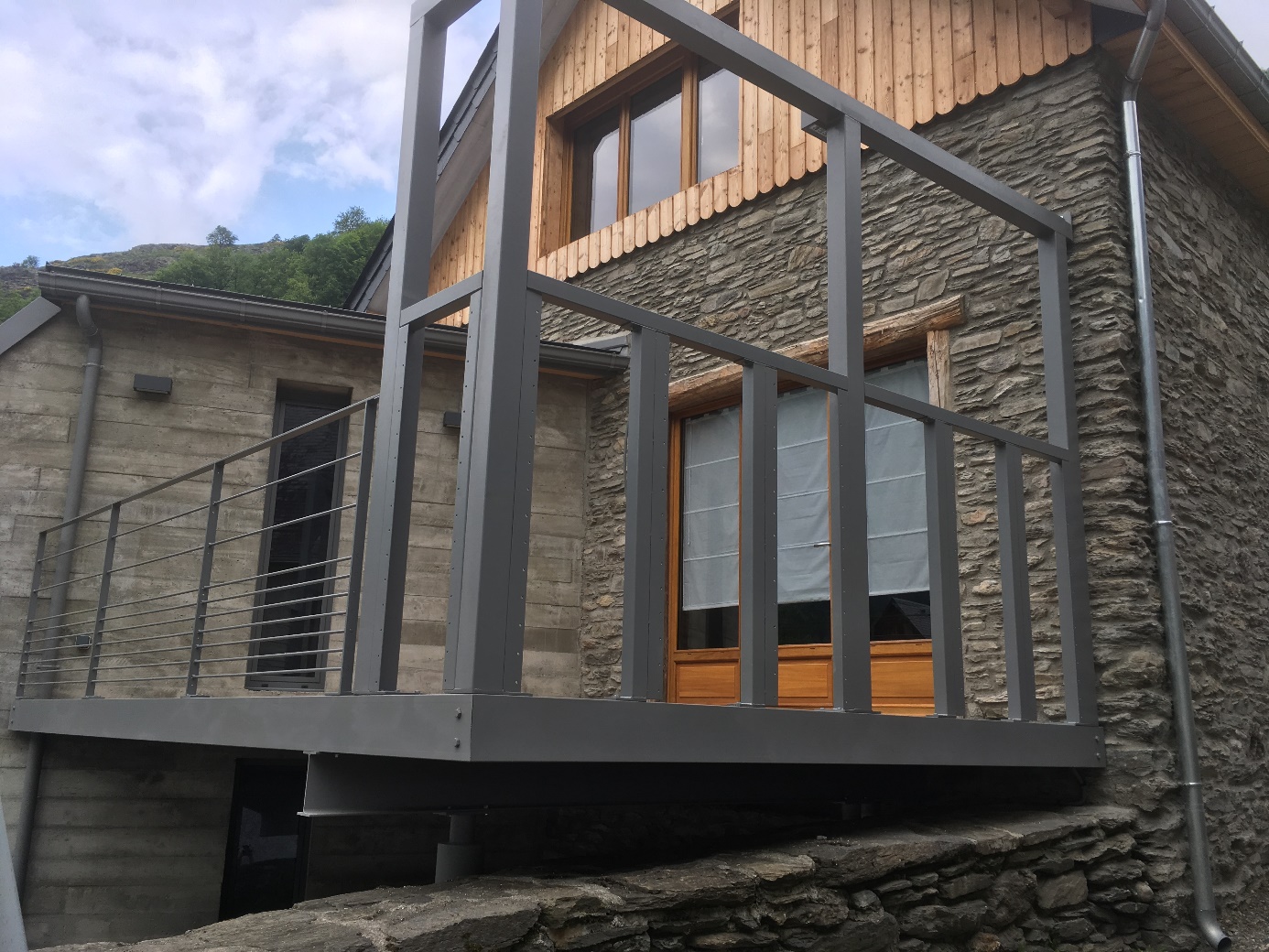 Balcon en métal moderne avec rambarde en fil d'acier