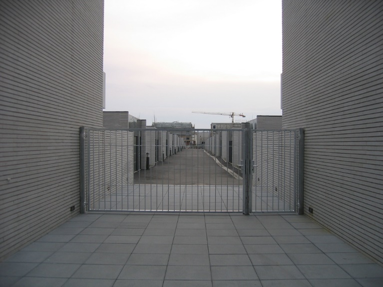 Passerelle en métal, vue de dos, grise, Arlandes