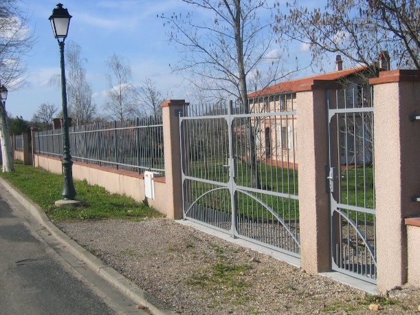 Porte métallique blanche clôture mur brique rue lampe
