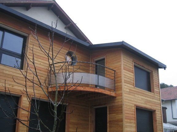 Maison en bois avec balcon