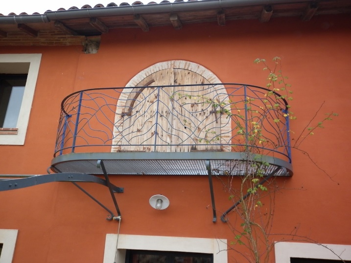 Balcon en fer forgé sur bâtiment orange