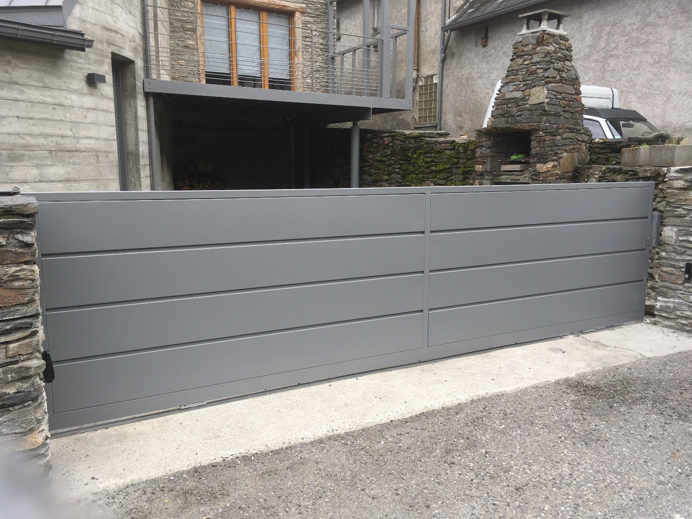 Porte de garage grise moderne Arlandes