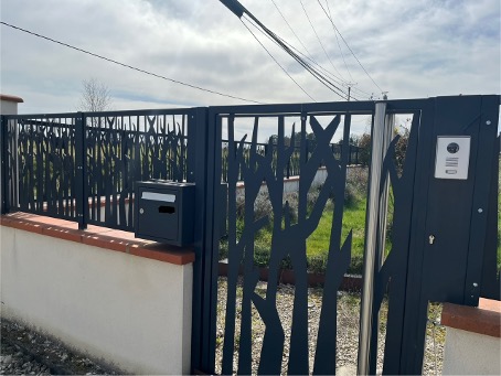 Porte en métal noir avec boîtier électrique