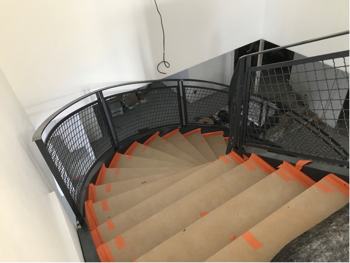 Escalier en colimaçon avec rambarde métallique