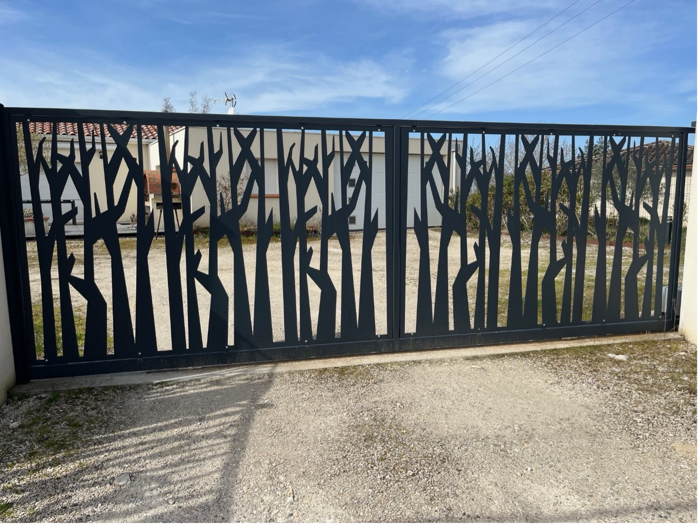 Portail en métal avec motif de bambou