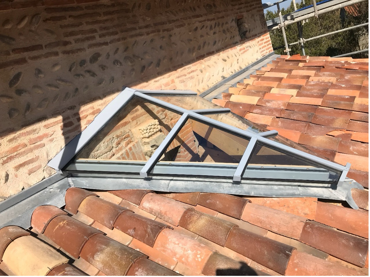 Toit en tuiles avec structure métallique