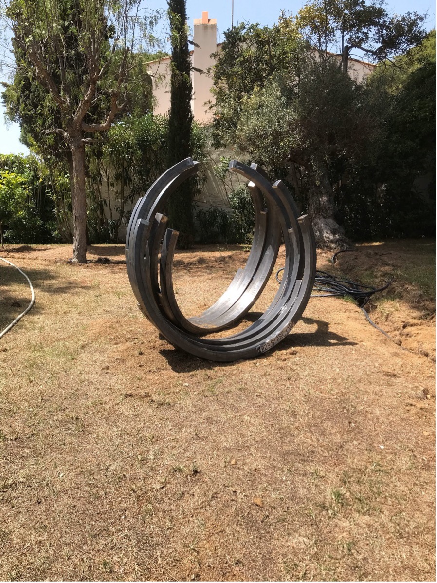 Sculpture moderne en métal Arlandes.