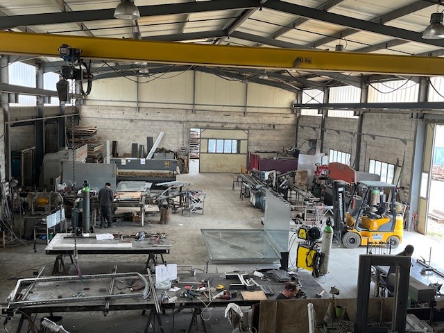 Atelier de fabrication avec divers équipements industriels.
